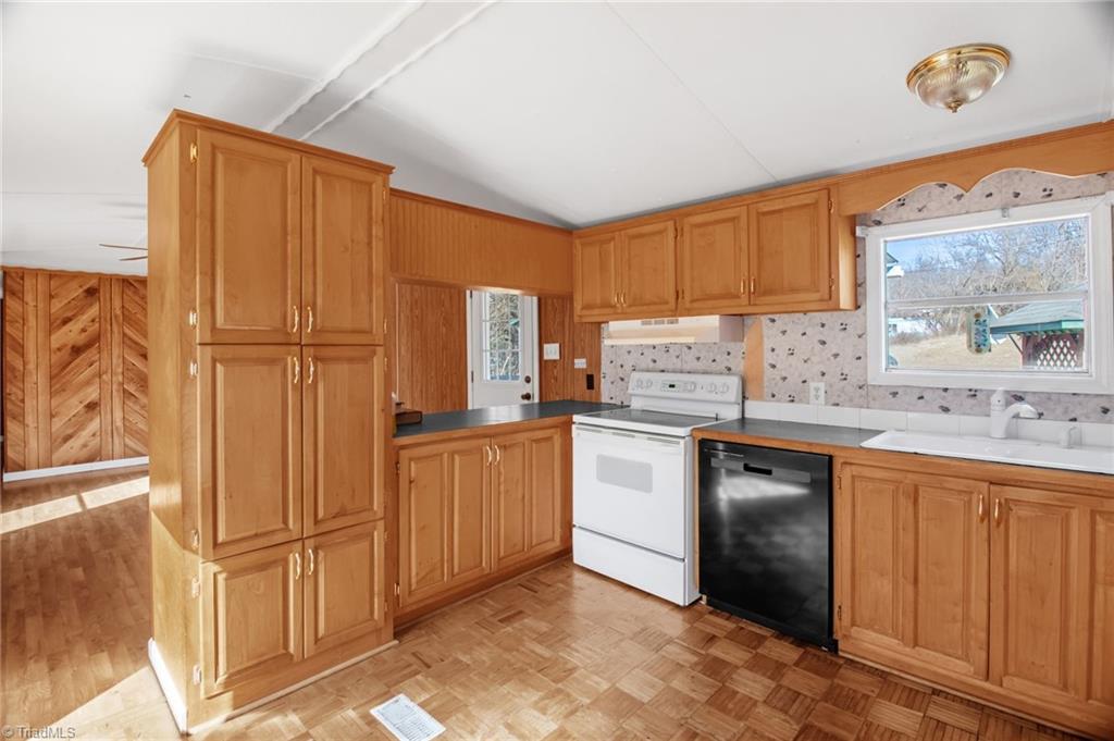 3859 Volunteer Road Pinnacle, NC 27043 - Photo 12 of 29