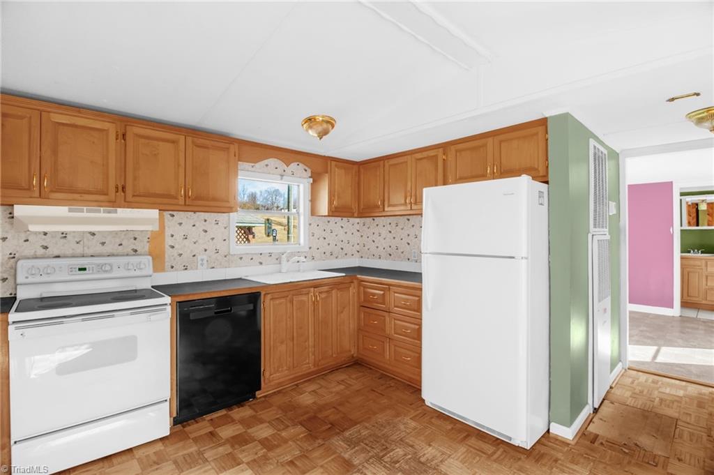 3859 Volunteer Road Pinnacle, NC 27043 - Photo 9 of 29