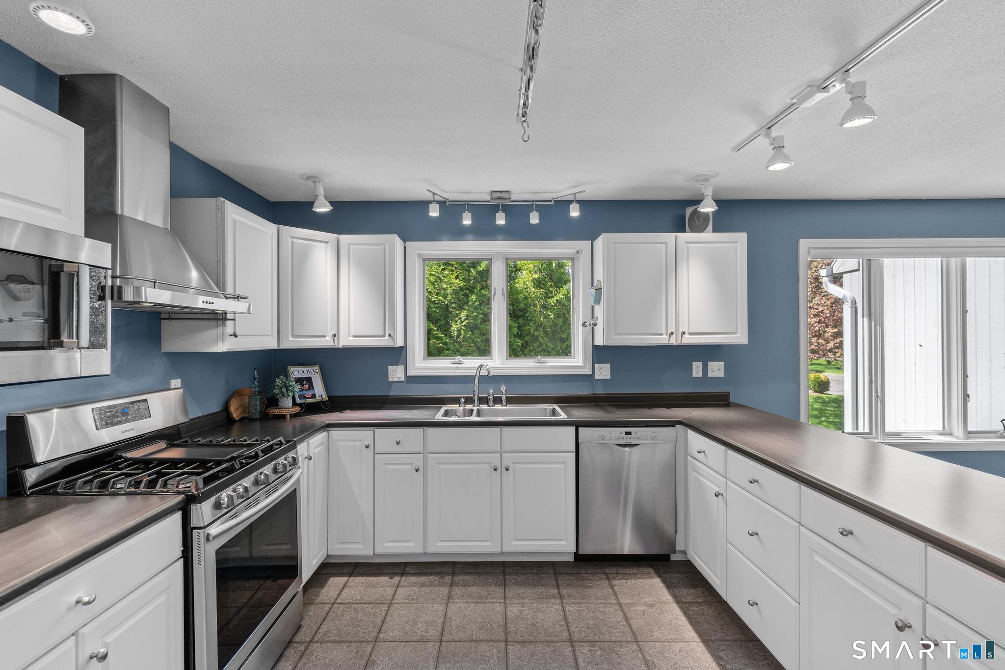 68 Deep Brook Harbor, Unit 68 Suffield, CT 06078 - Photo 19 of 40 Spacious eat-in kitchen.