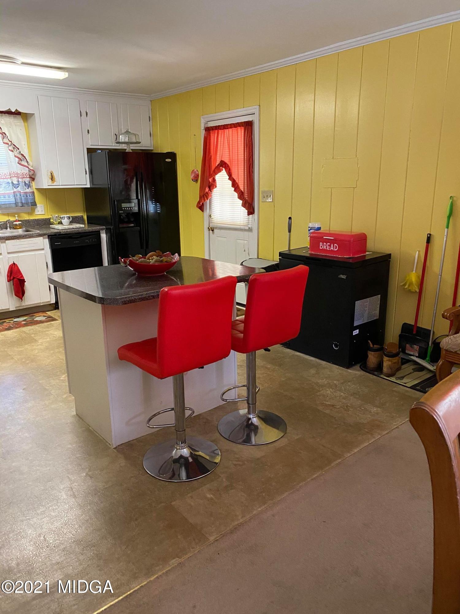 1046 Newport Road Macon, GA 31210 - Photo 5 of 25 146014298_3706824846065537_7268376217475