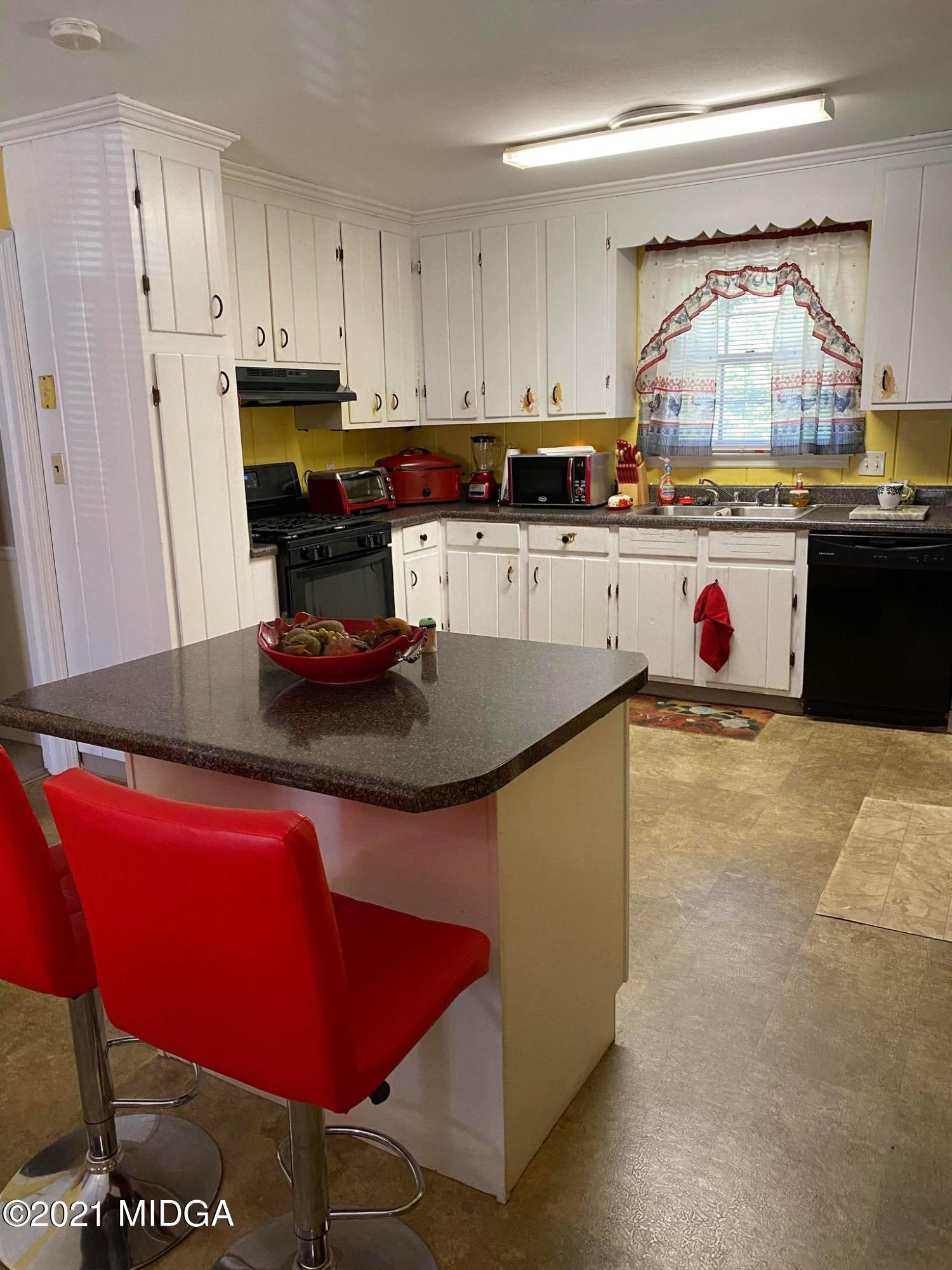 1046 Newport Road Macon, GA 31210 - Photo 6 of 25 146332446_532923200977340_68040028908230