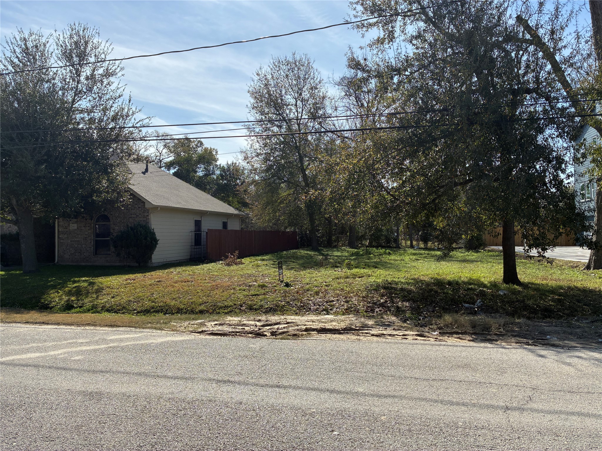 887 Lucky Street Houston, TX 77088 - Photo 4 of 6 a view of a house with a yard