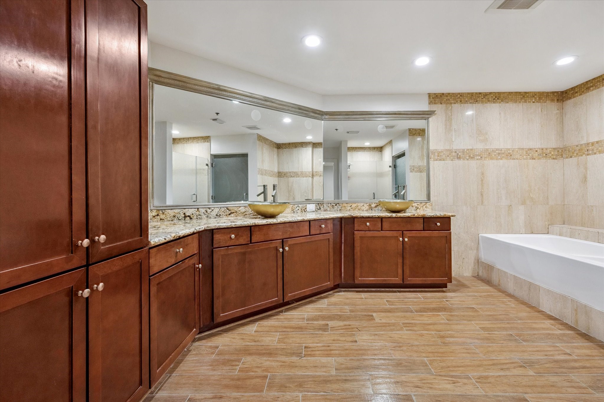 917 Main Street, Unit 1005 Houston, TX 77002 - Photo 5 of 14 a large bathroom with a large tub and sink