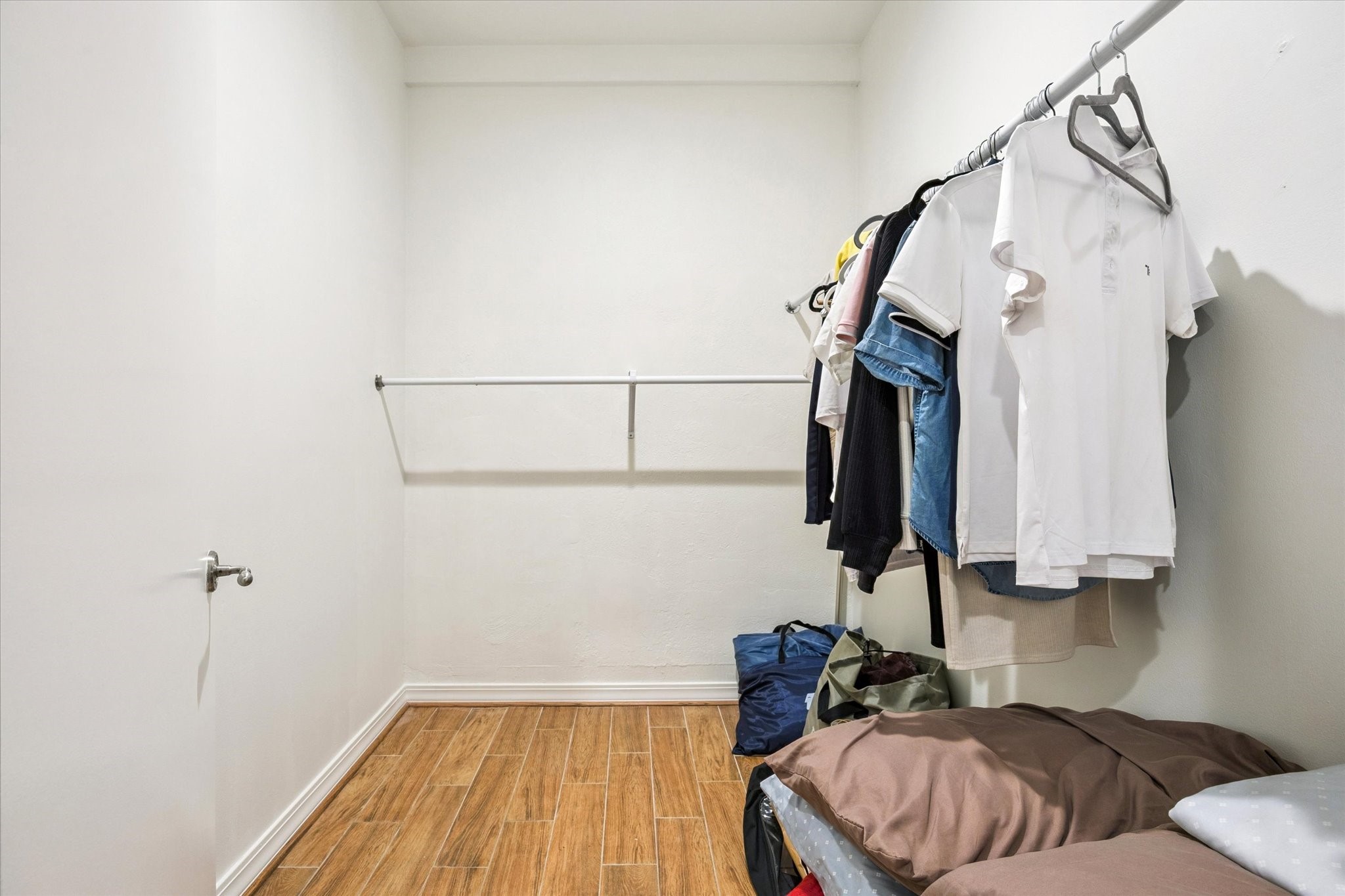 917 Main Street, Unit 1005 Houston, TX 77002 - Photo 7 of 14 a bedroom with a bed and a flat tv screen on the wall