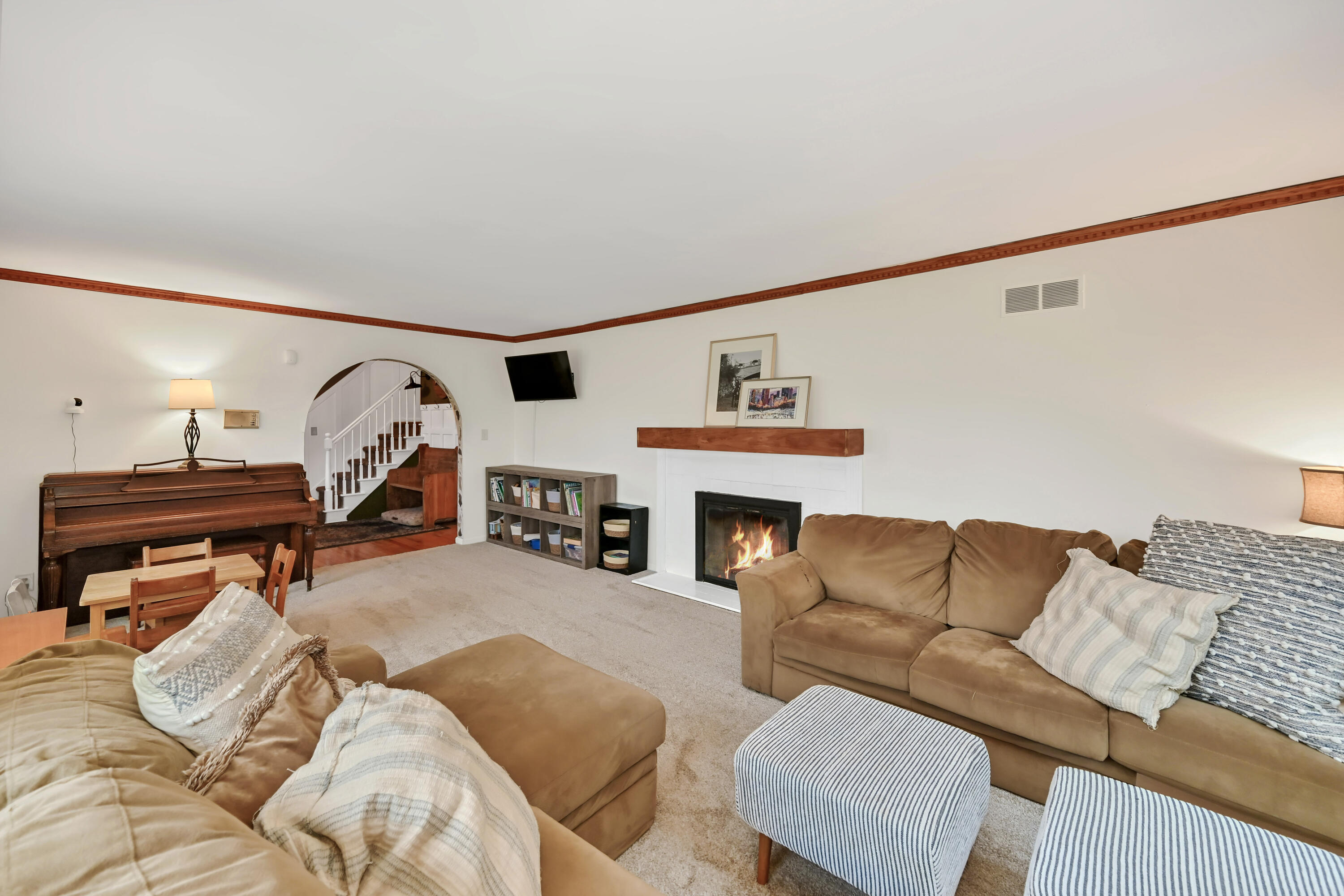 2500 West Hemlock Road Glendale, WI 53209 - Photo 13 of 46 Living Room