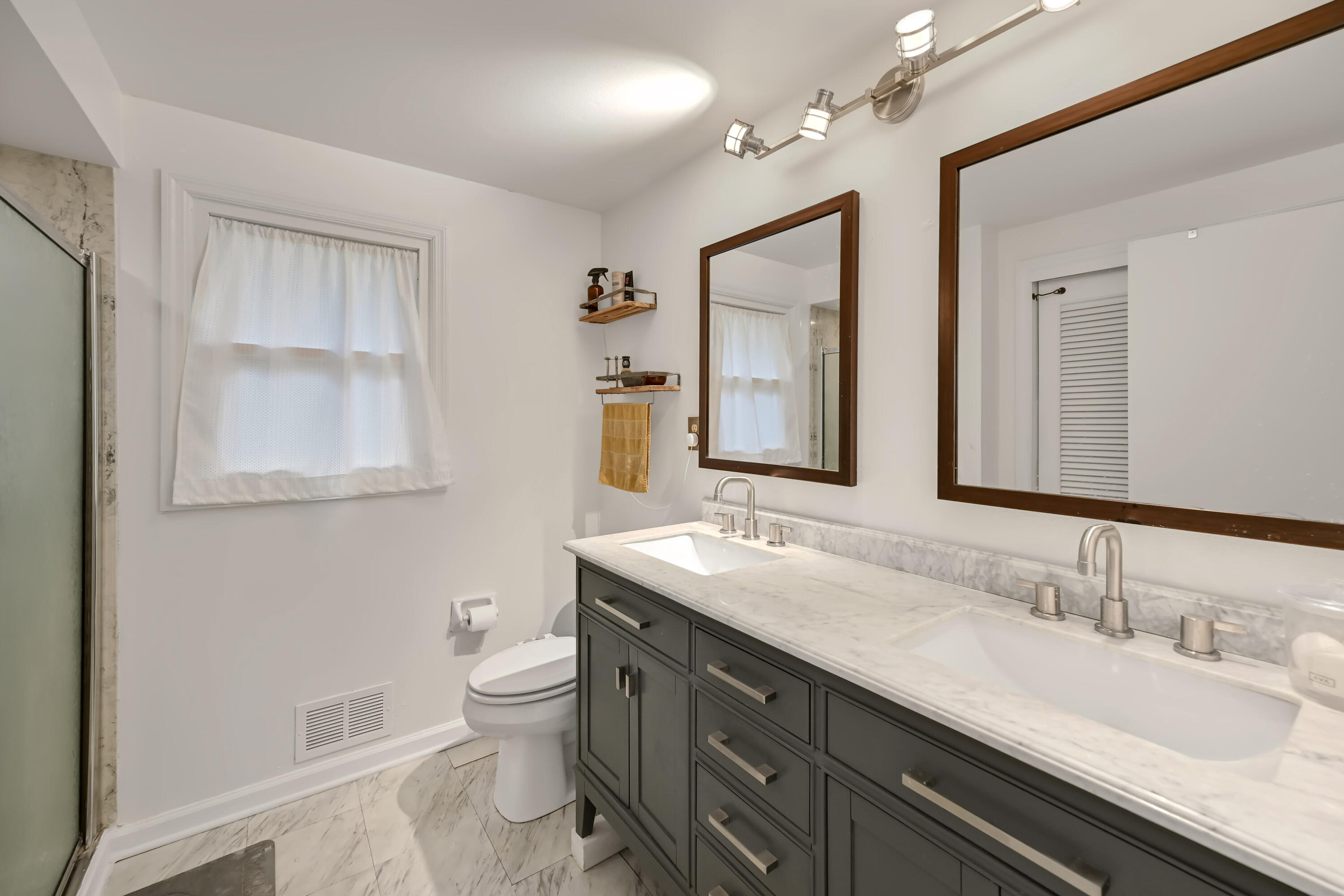 2500 West Hemlock Road Glendale, WI 53209 - Photo 25 of 46 Primary Bath