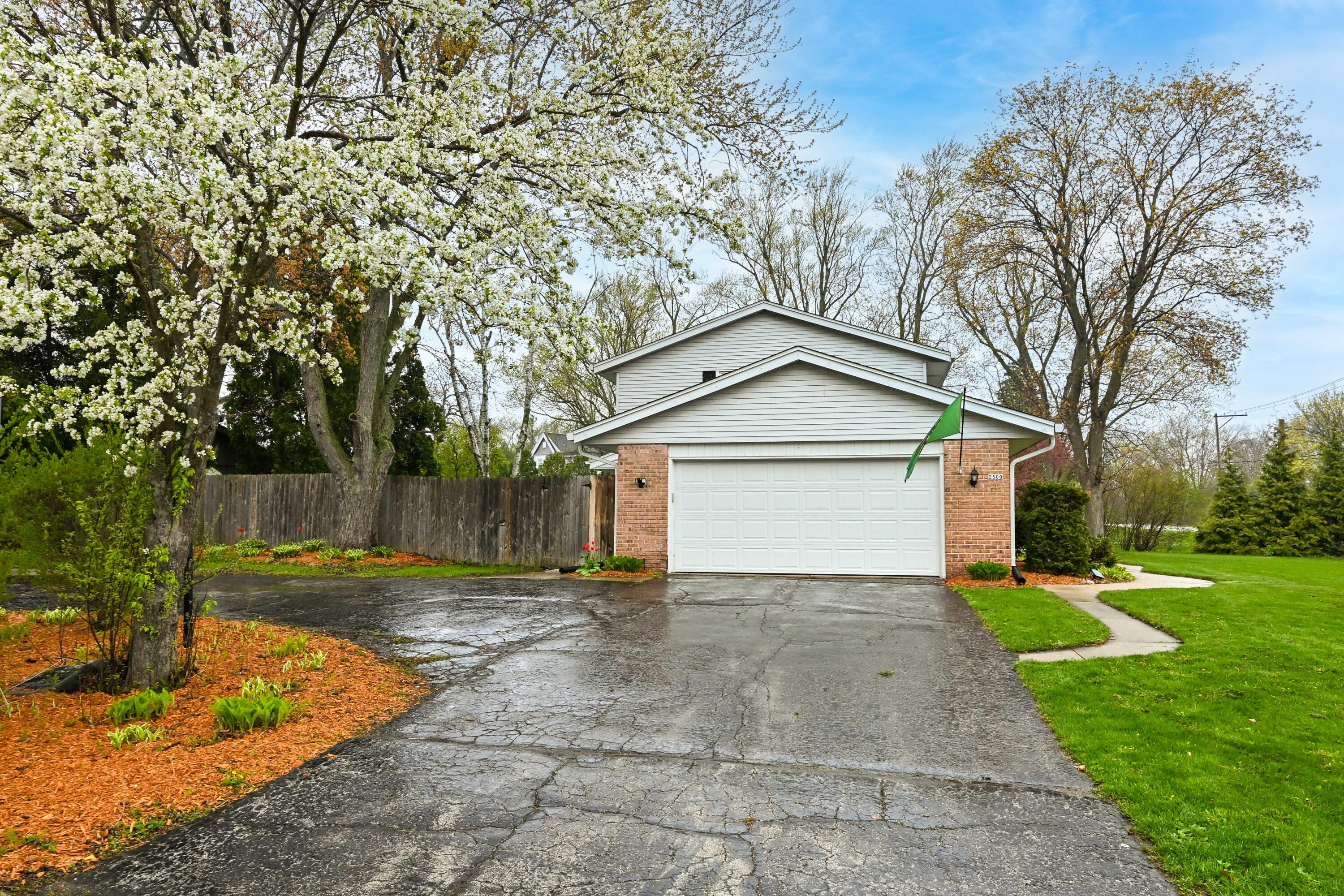 2500 West Hemlock Road Glendale, WI 53209 - Photo 39 of 46 Circle Driveway