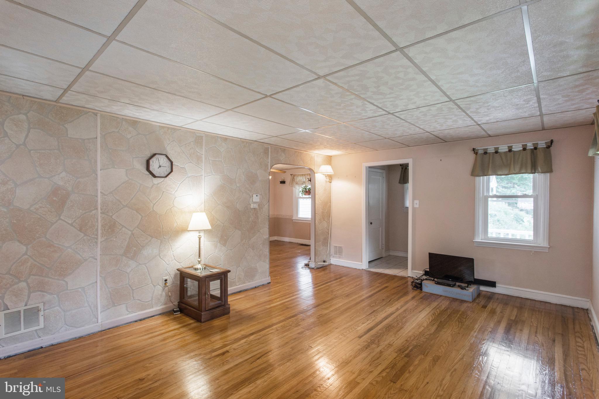105 Willow Road Wallingford, PA 19086 - Photo 5 of 26 livingrooom
