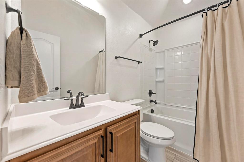 5018 Ridgeview Lane Midlothian, TX 76065 - Photo 20 of 28 Bathroom 3 Up