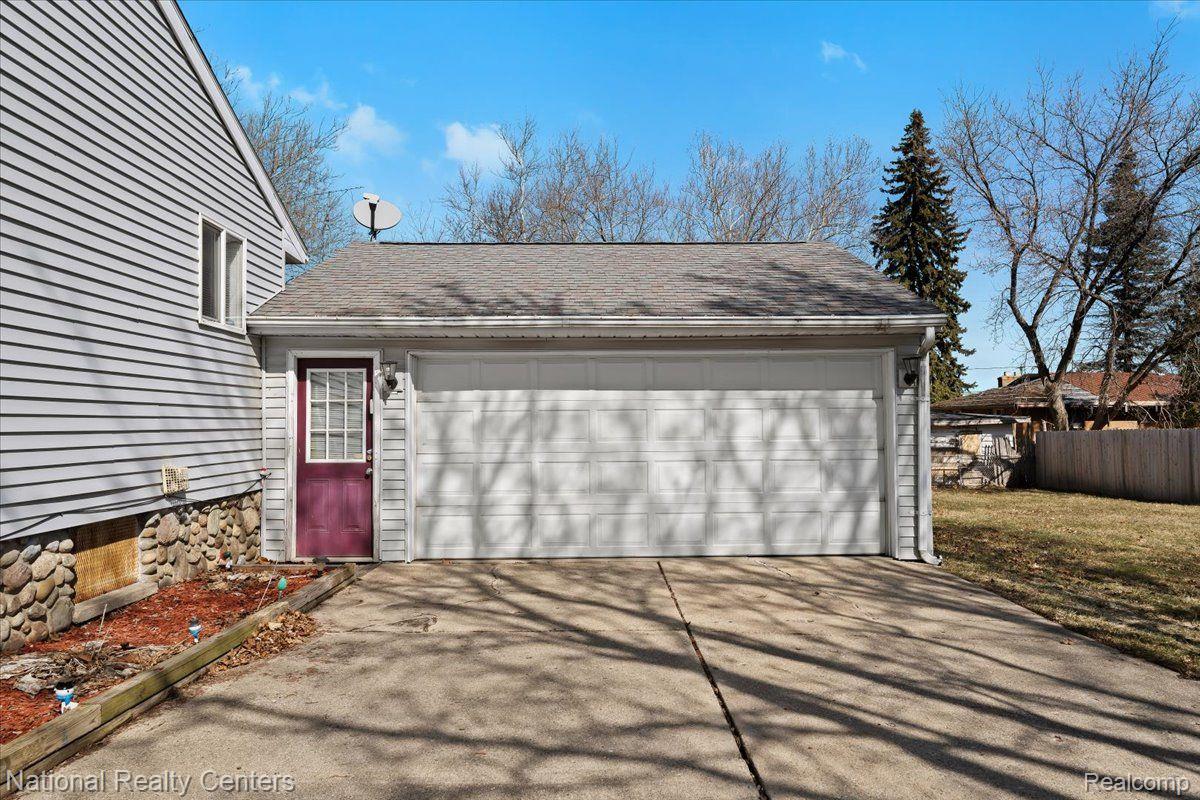 1050 West Kurtz Avenue Flint, MI 48505 - Photo 24 of 25 3 Car Garage