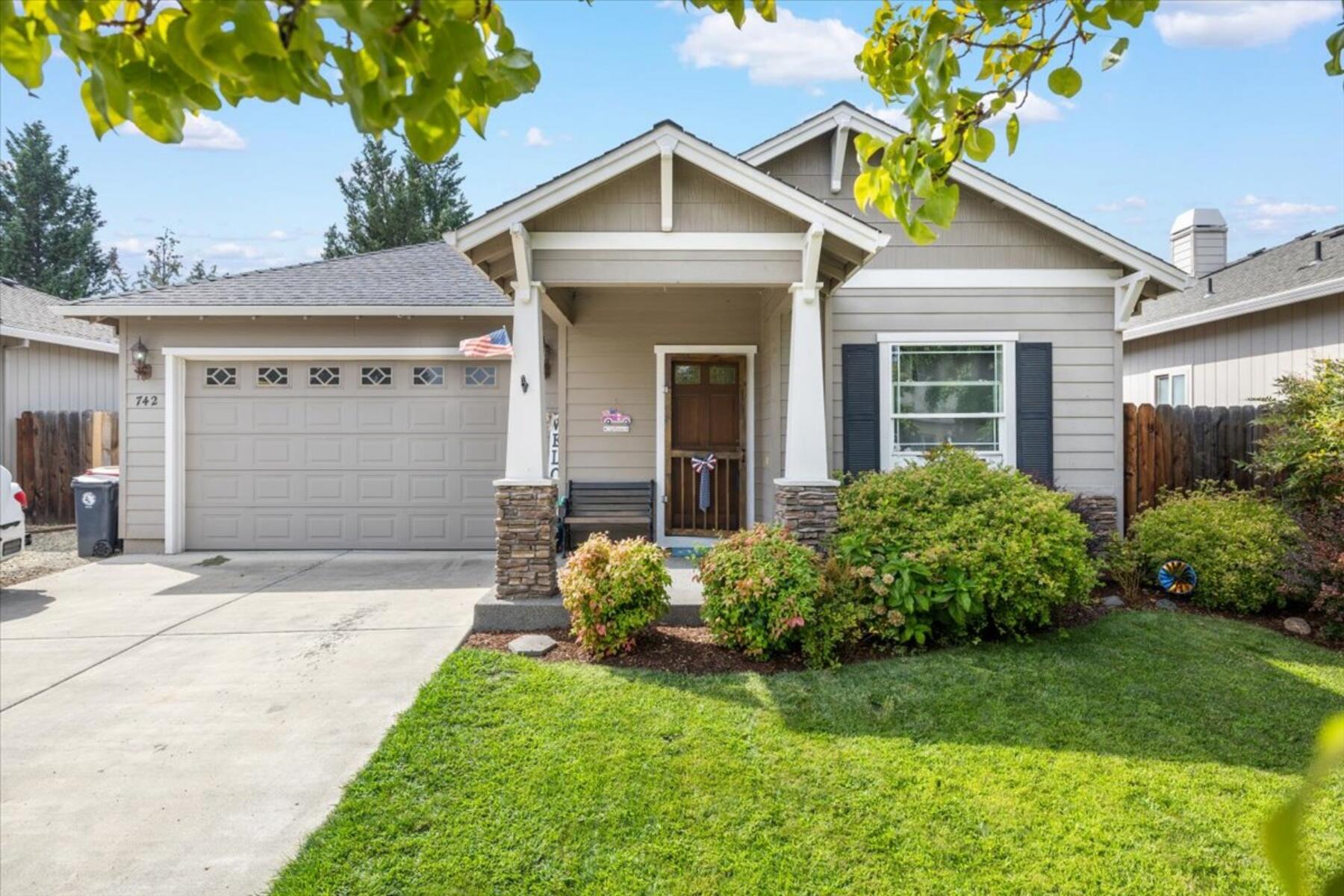 742 South Haskell Street Central Point, OR 97502 - Photo 1 of 17 batch_01-CI_1785