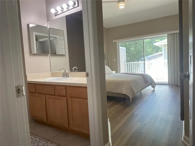a en suite bathroom with a sink and a mirror