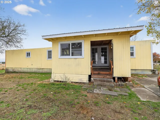 a front view of house with yard