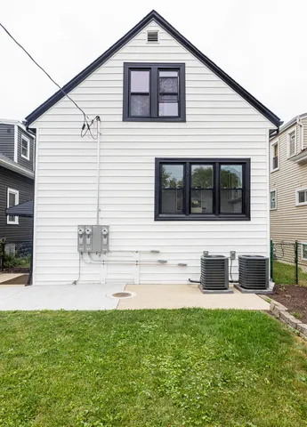 $2,300 | 5942 West Eastwood Avenue, Unit 1, Chicago, IL 60630