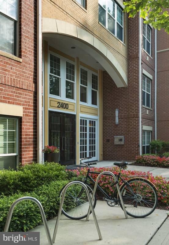 2400 24th Road South, Unit 1BR/1BA Arlington, VA 22206 - Photo 2 of 24 Exterior (Front)