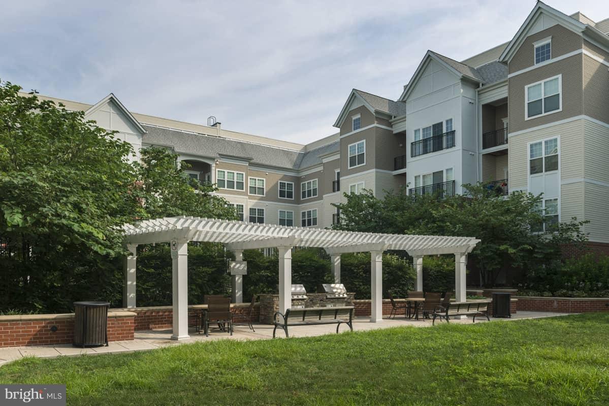 2400 24th Road South, Unit 1BR/1BA Arlington, VA 22206 - Photo 21 of 24 Exterior (Front)