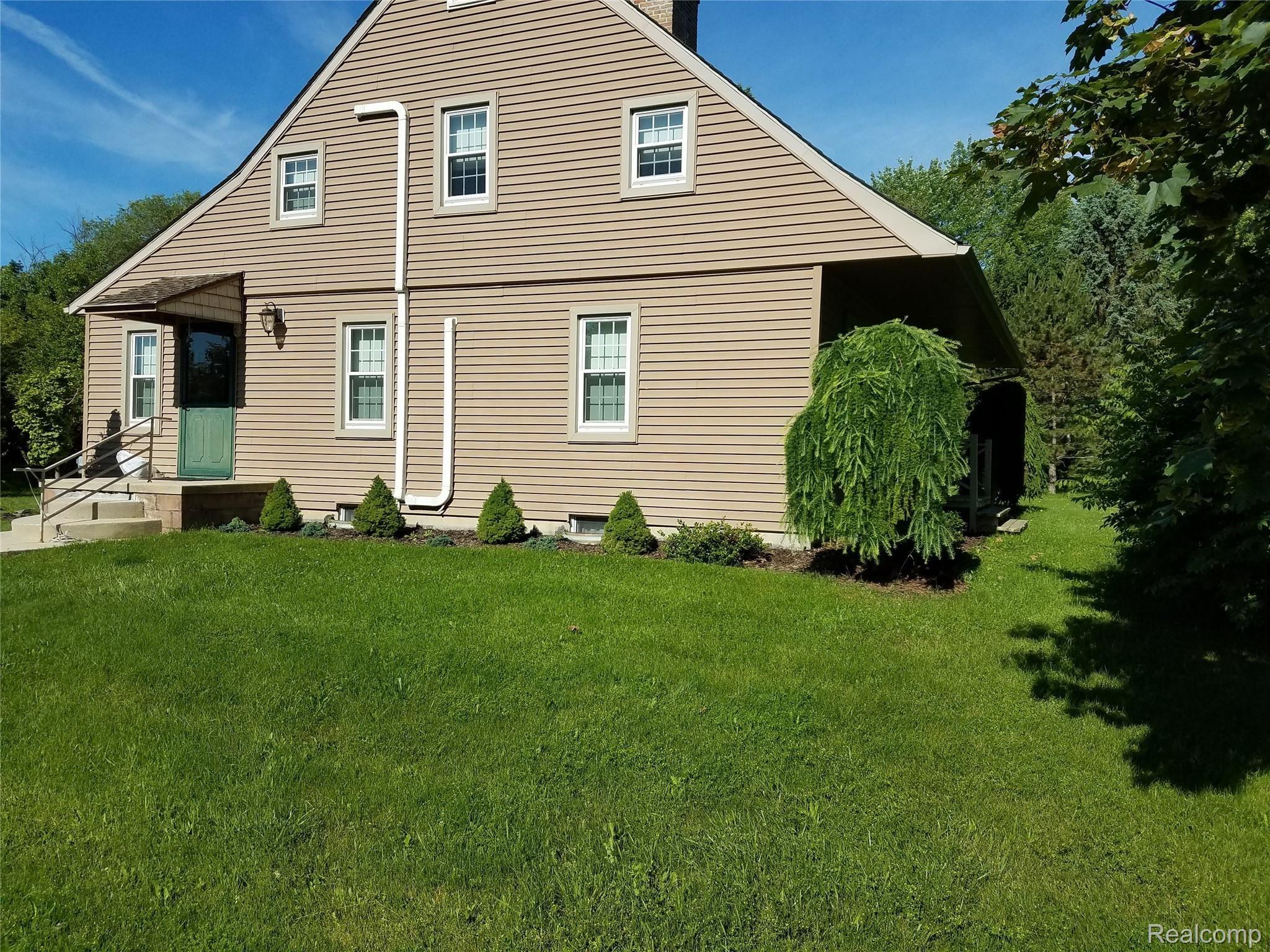 3638 Innisfree Road Howell, MI 48855 - Photo 37 of 45 Side entrance.jpg
