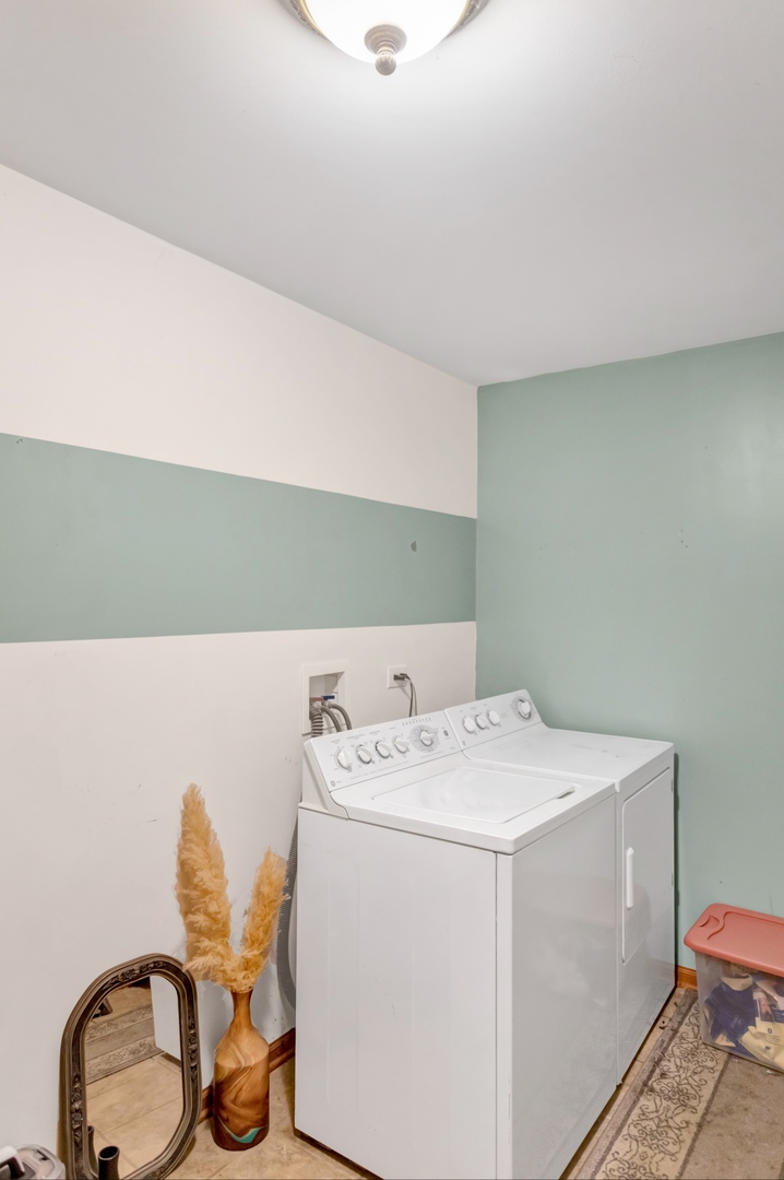 2112 Wicklow Lane Round Lake, IL 60073 - Photo 31 of 34 a utility room with dryer and washer