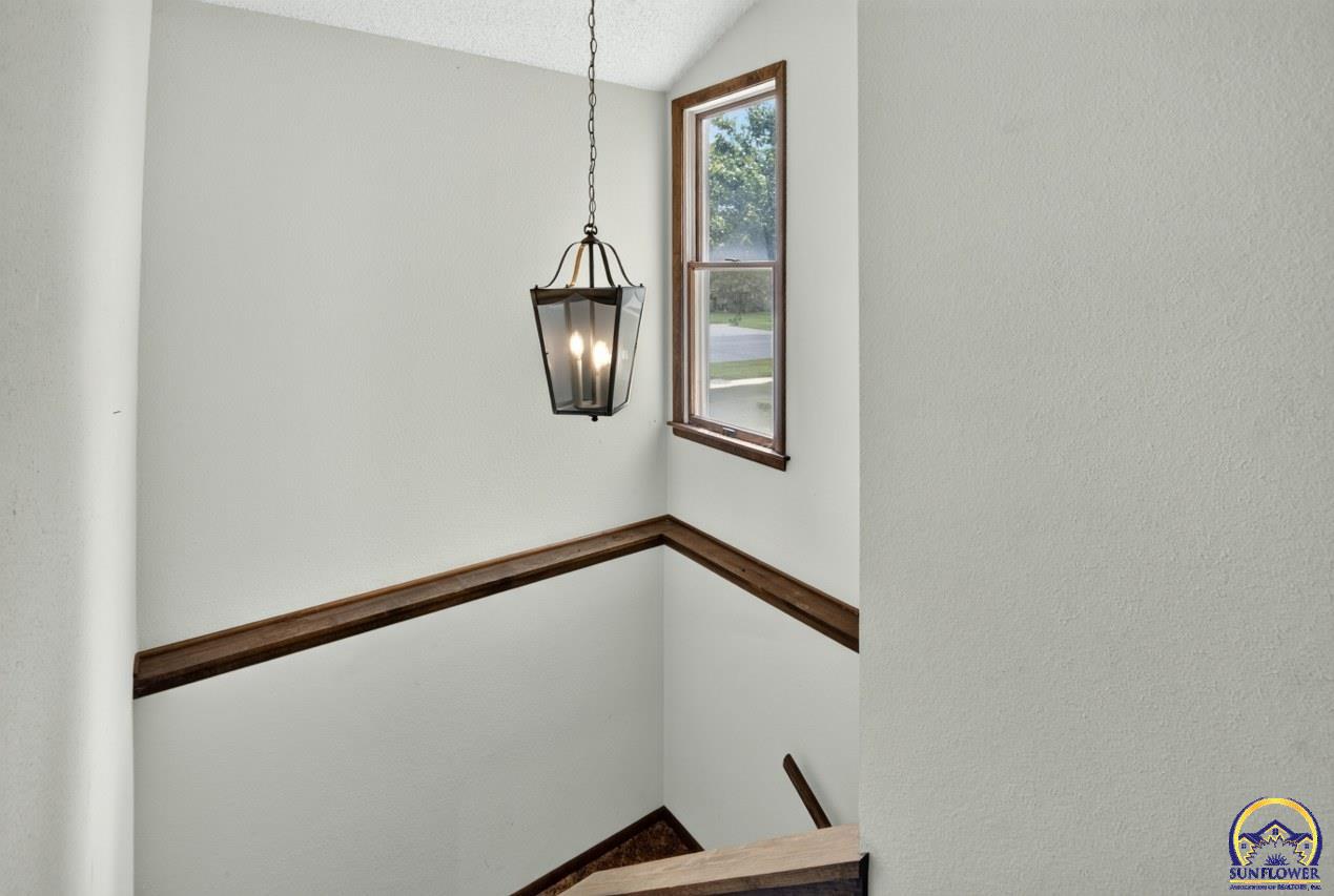 5701 Southwest Arrowhead Court Topeka, KS 66614 - Photo 28 of 36
