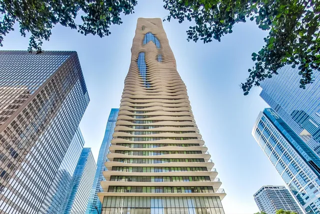 $432,500 | 225 North Columbus Drive, Unit 5513, Chicago, IL 60601