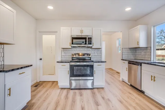 $189,900 | 657 North Dellrose Avenue, Wichita, KS 67208