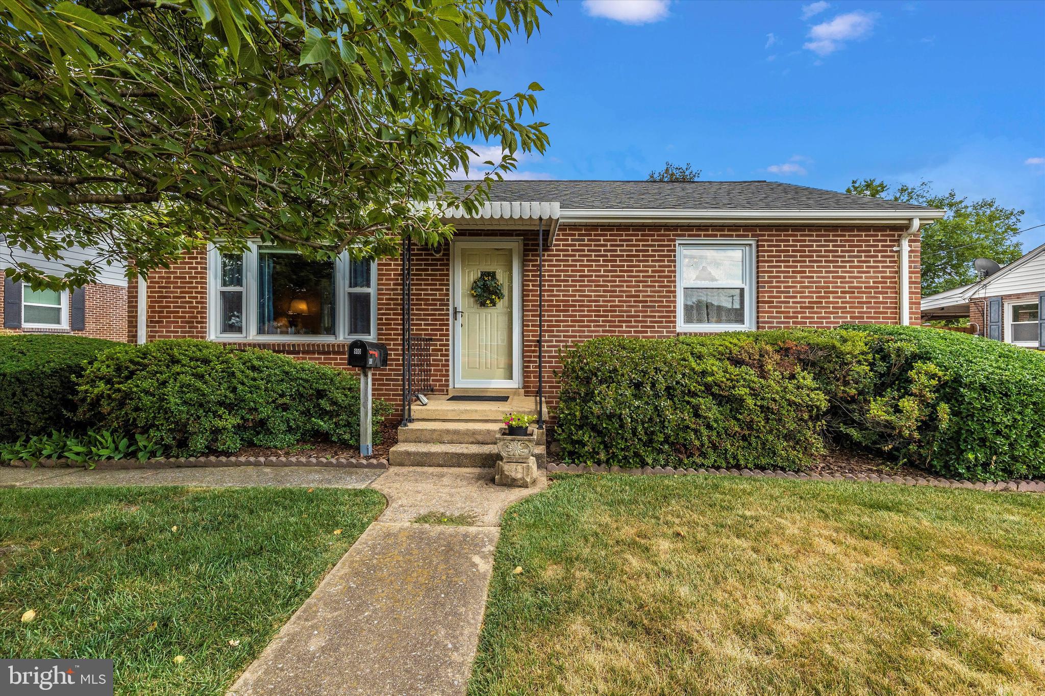 Welcome Home to 910 Seminole Road!