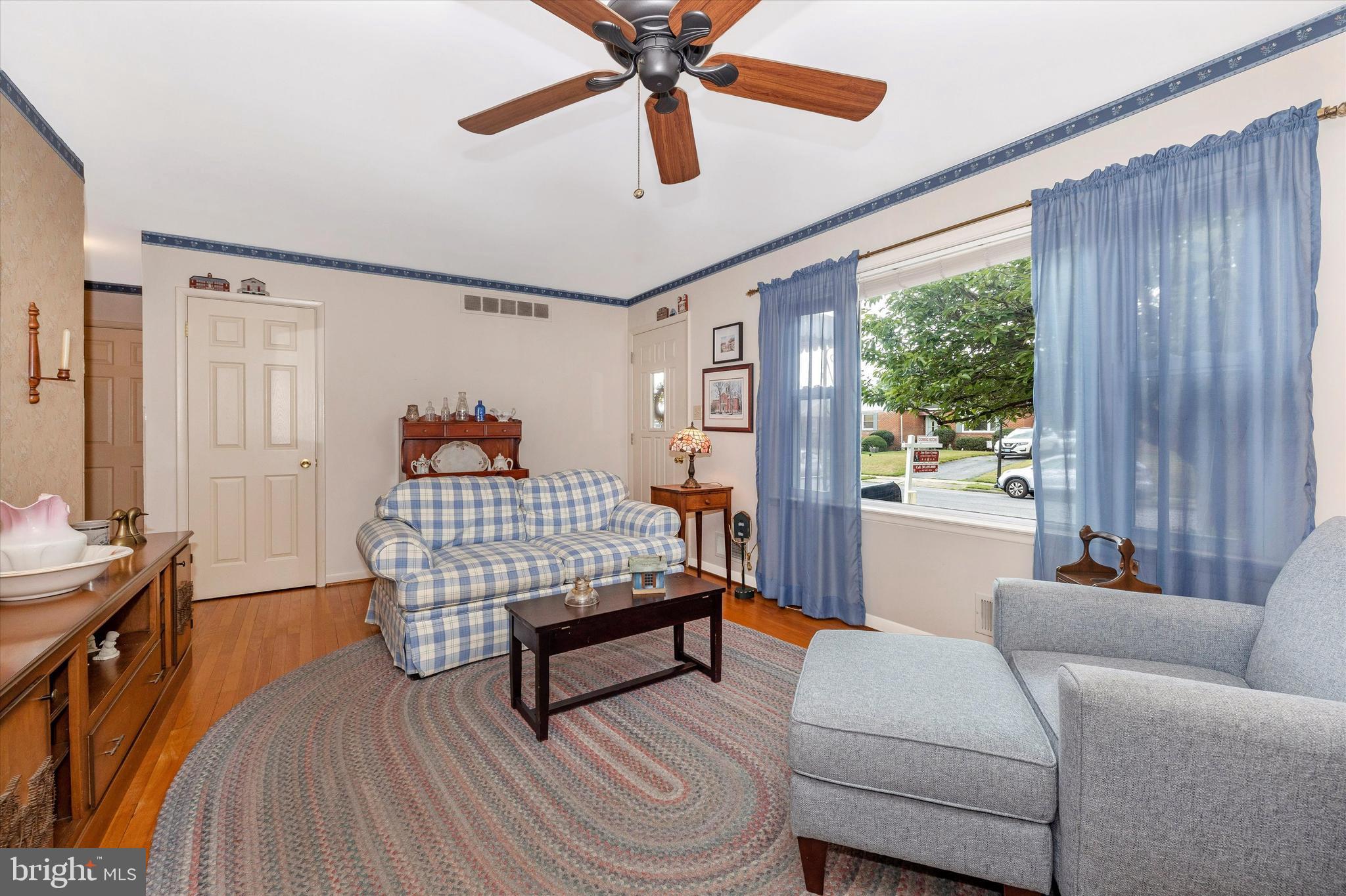 910 Seminole Road Frederick, MD 21701 - Photo 2 of 31 Entry and Living Room