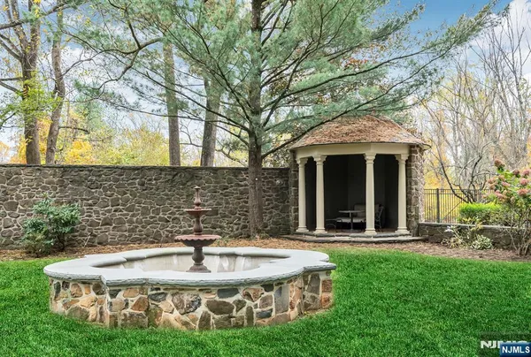 a view of backyard of the house