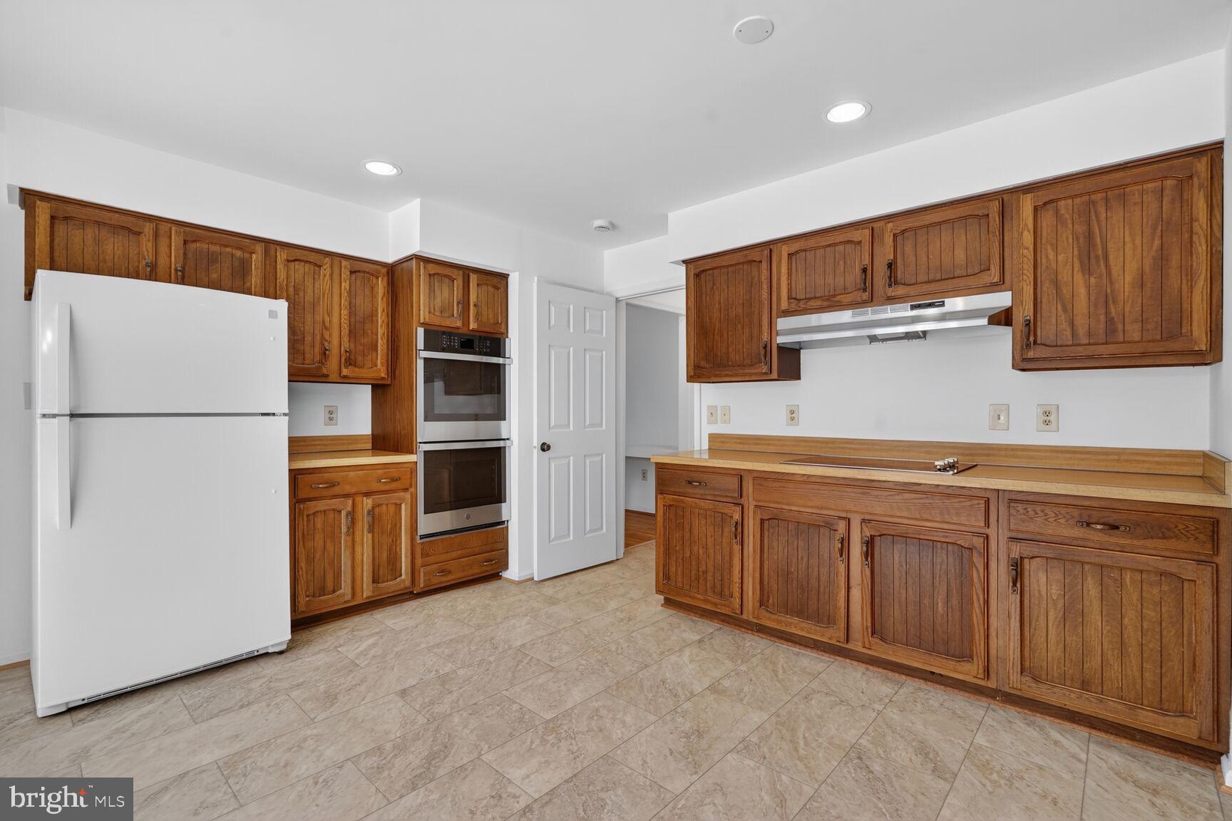 15200 Winstead Lane Silver Spring, MD 20905 - Photo 20 of 53 a kitchen with stainless steel appliances granite countertop a refrigerator and a stove top oven