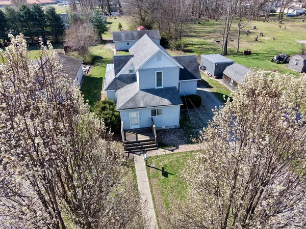 $139,000 | 542 Vincennes Avenue, Flora, IL 62839