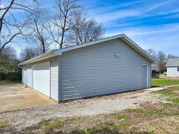 $129,000 | 542 Vincennes Avenue, Flora, IL 62839