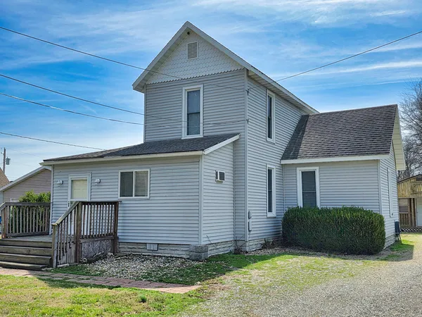 $129,000 | 542 Vincennes Avenue, Flora, IL 62839