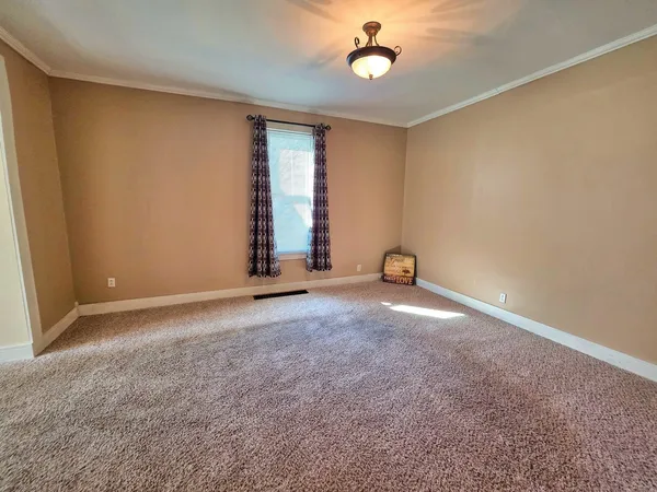 $129,000 | 542 Vincennes Avenue, Flora, IL 62839