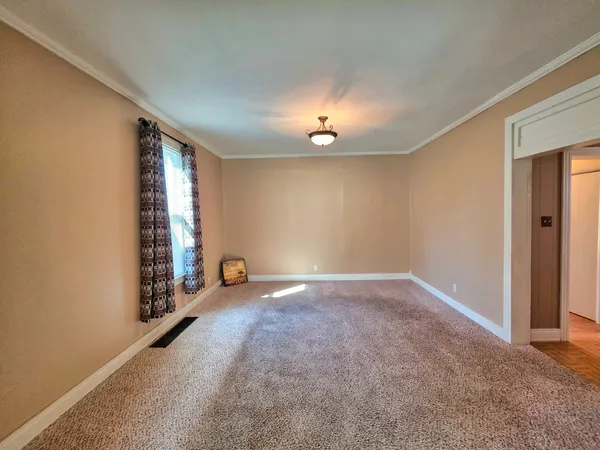 $129,000 | 542 Vincennes Avenue, Flora, IL 62839