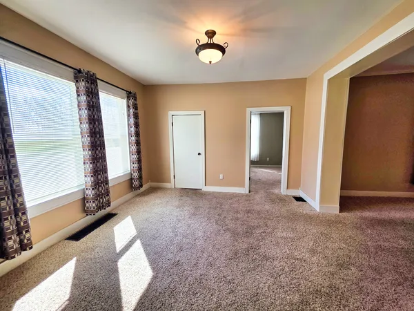 $129,000 | 542 Vincennes Avenue, Flora, IL 62839