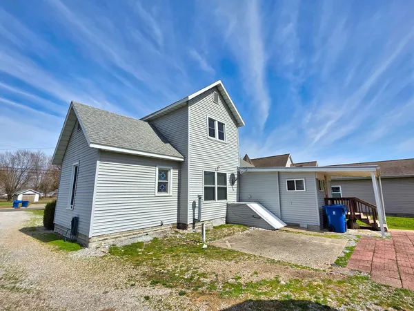 $129,000 | 542 Vincennes Avenue, Flora, IL 62839