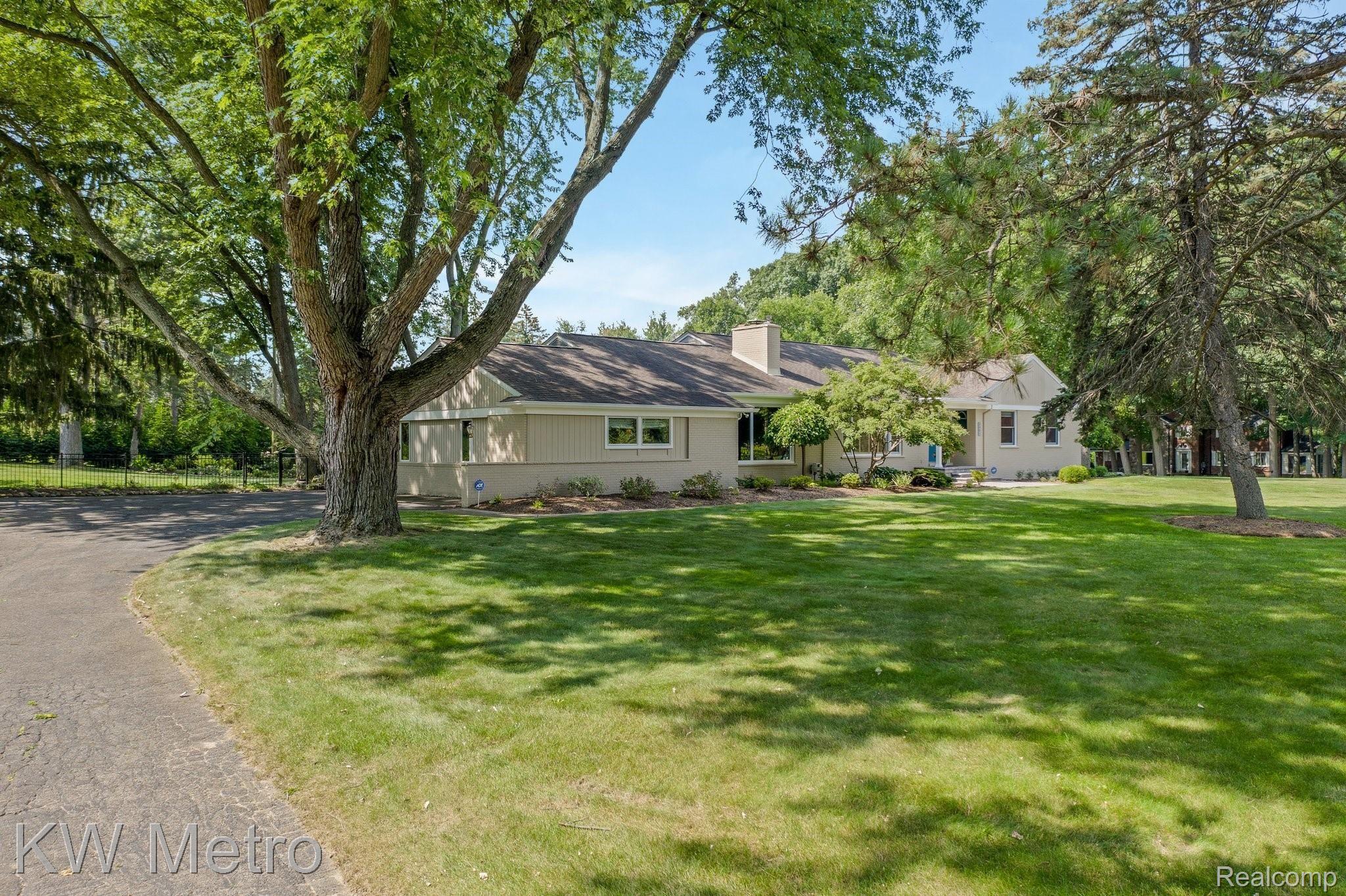 3985 Lincoln Road Bloomfield Hills, MI 48301 - Photo 1 of 46 5-web-or-mls-3985 Lincoln Road Bloomfield Township0043.jpg