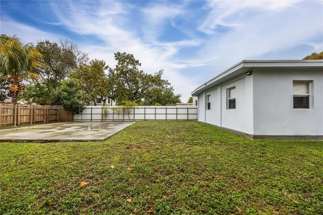 a view of a backyard