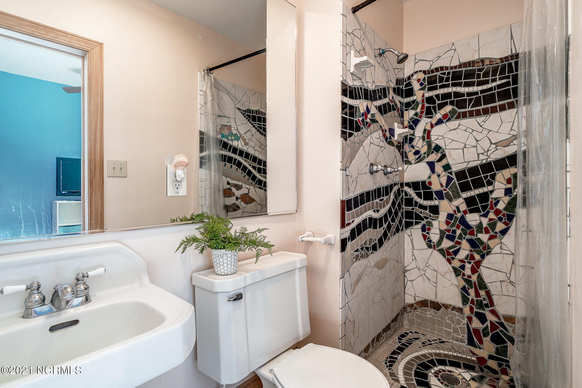 509 Front Street, Unit D Beaufort, NC 28516 - Photo 14 of 38 Full bathroom