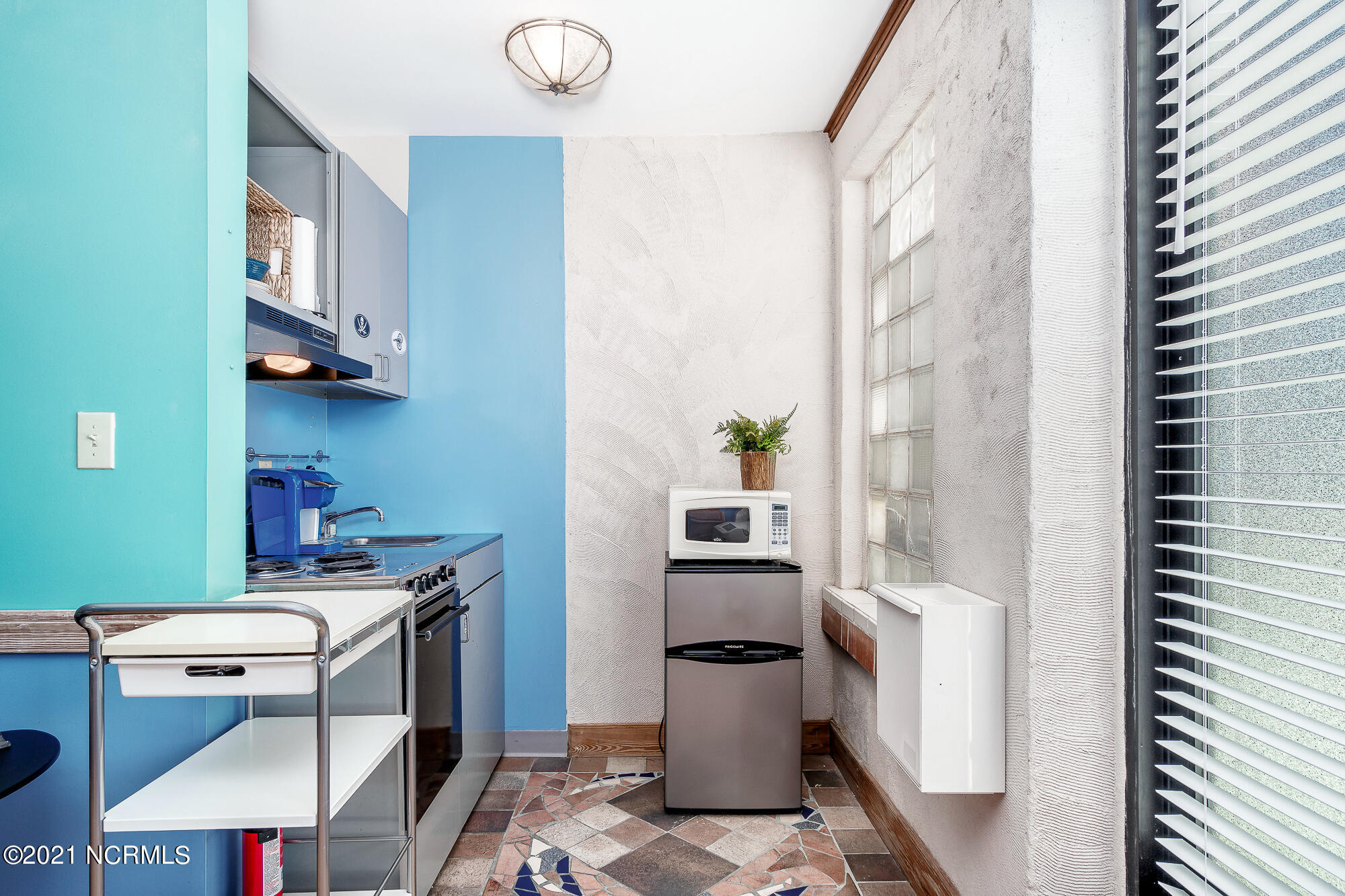 509 Front Street, Unit D Beaufort, NC 28516 - Photo 16 of 38 Kitchenette