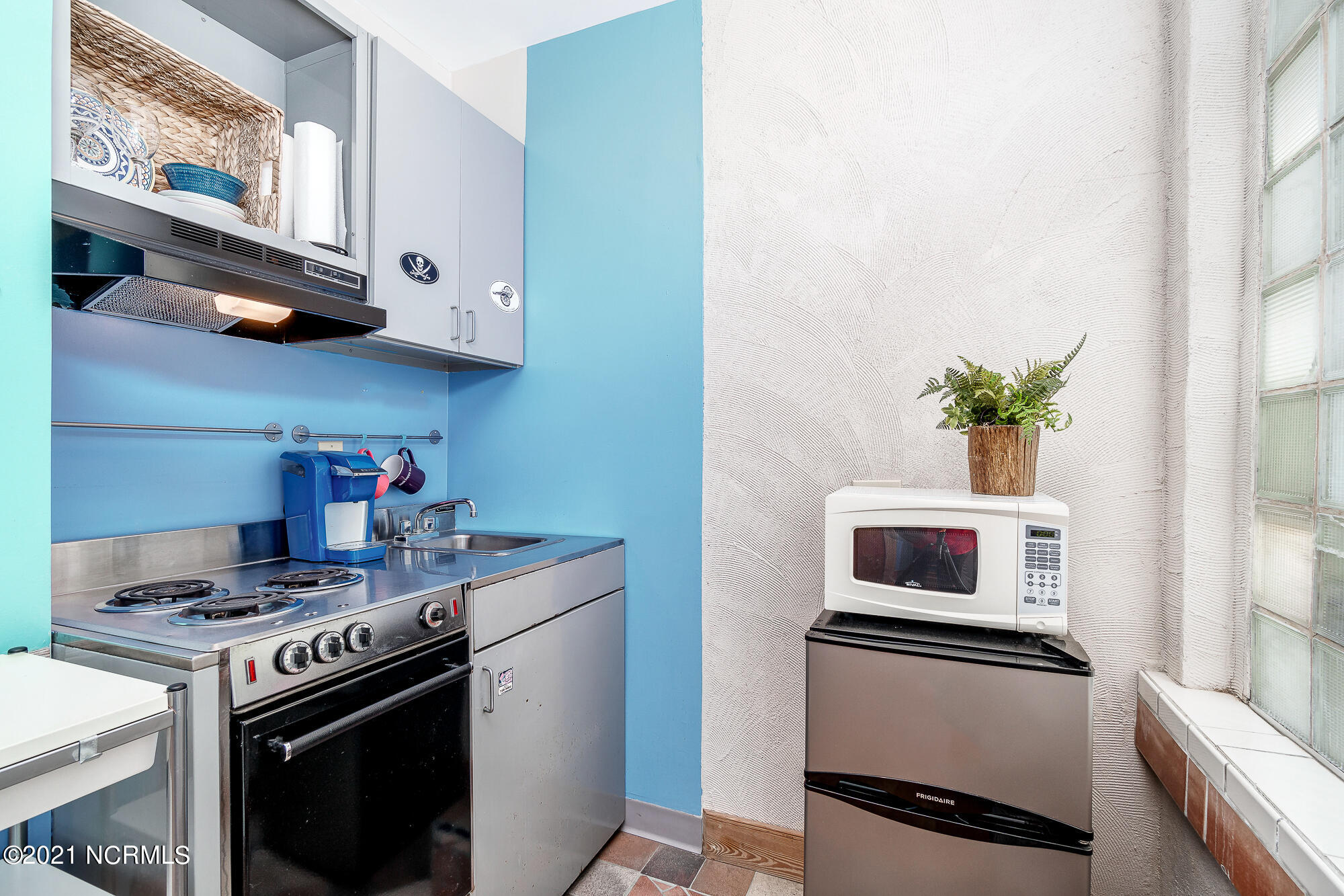 509 Front Street, Unit D Beaufort, NC 28516 - Photo 17 of 38 Kitchenette