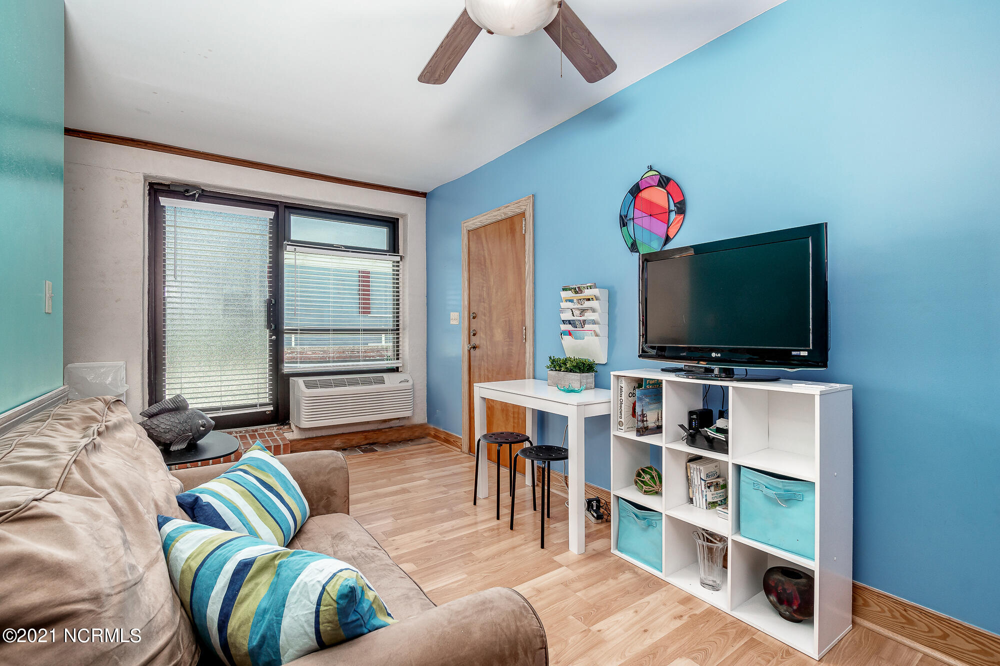 509 Front Street, Unit D Beaufort, NC 28516 - Photo 3 of 38 Studio living and dining space