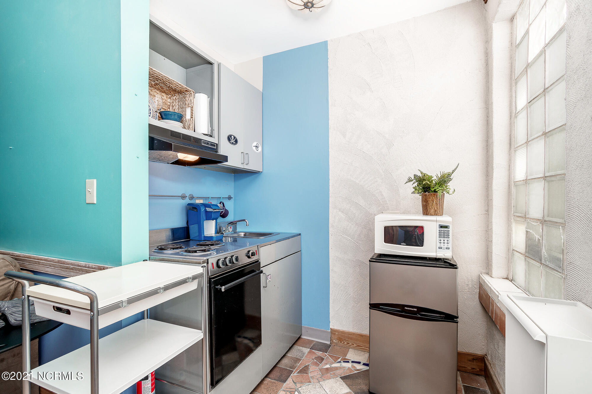 509 Front Street, Unit D Beaufort, NC 28516 - Photo 4 of 38 Kitchenette