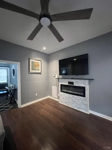 a view of a livingroom with furniture