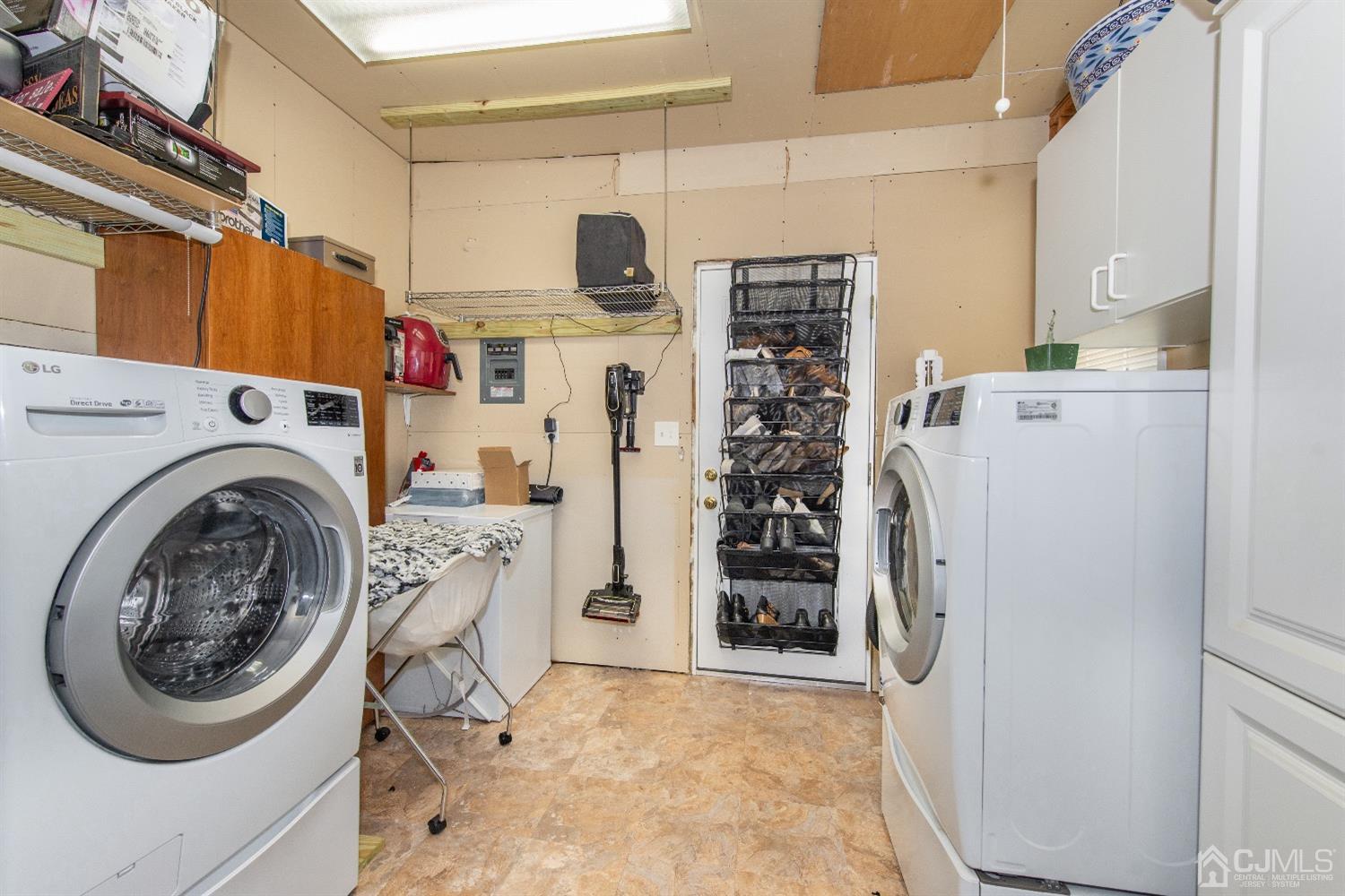 40 Longfellow Drive Colonia, NJ 07067 - Photo 10 of 24 a view of kitchen with washer and dryer