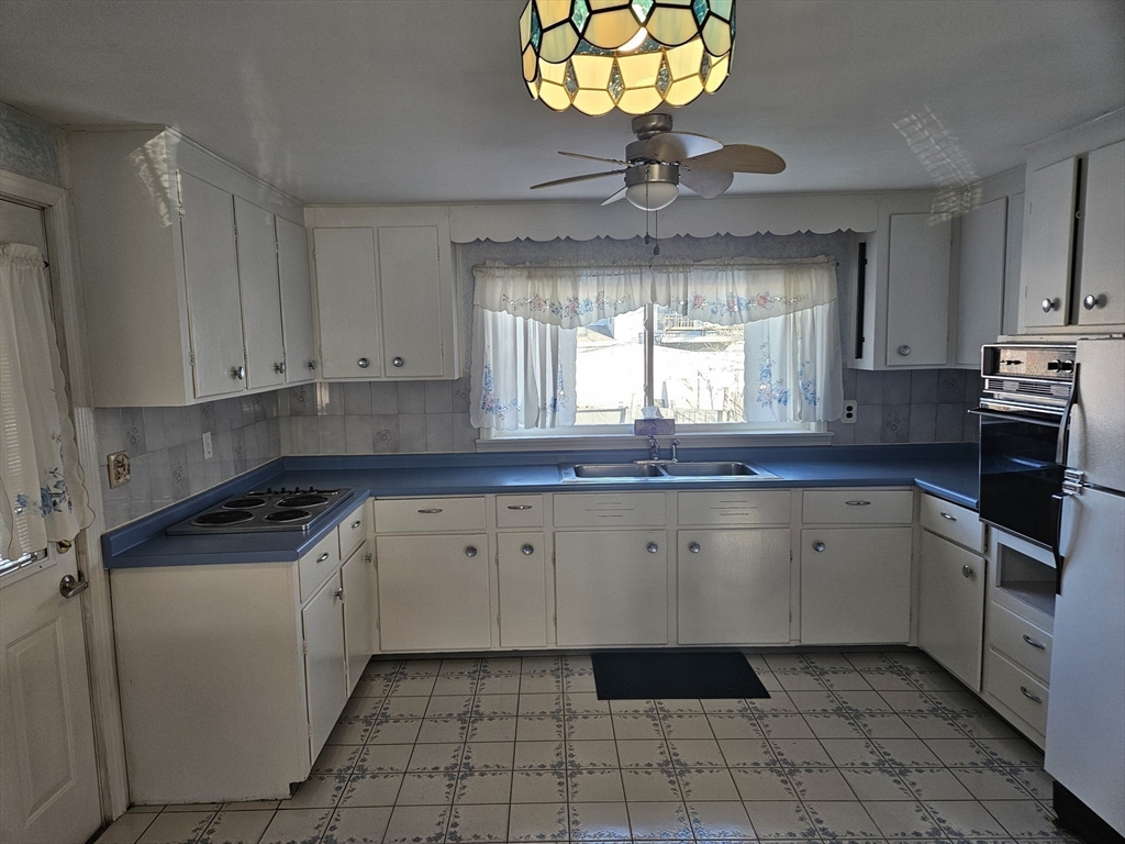 45 Pinewood Avenue Billerica, MA 01821 - Photo 7 of 22