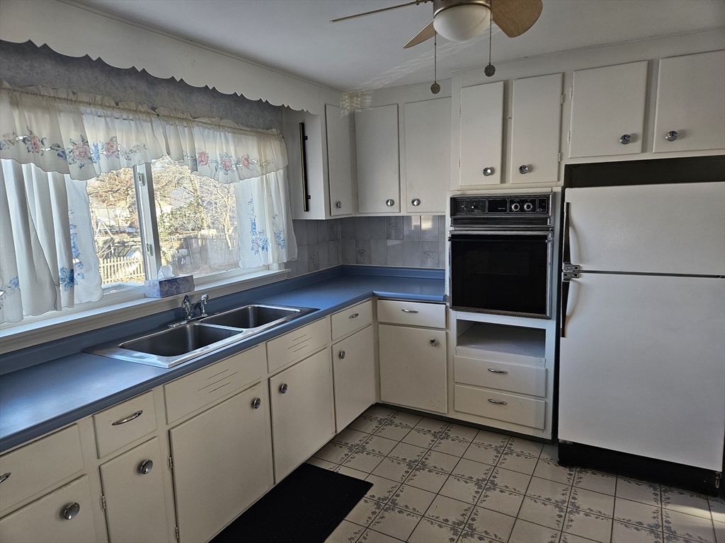 45 Pinewood Avenue Billerica, MA 01821 - Photo 8 of 22