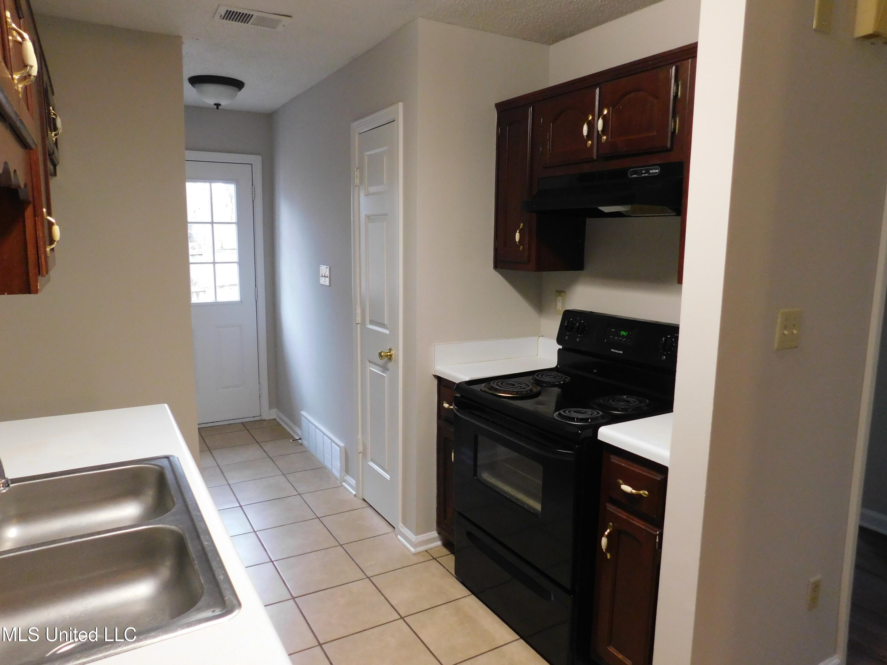 6301 Joy Circle Horn Lake, MS 38637 - Photo 6 of 21 DSCN9636