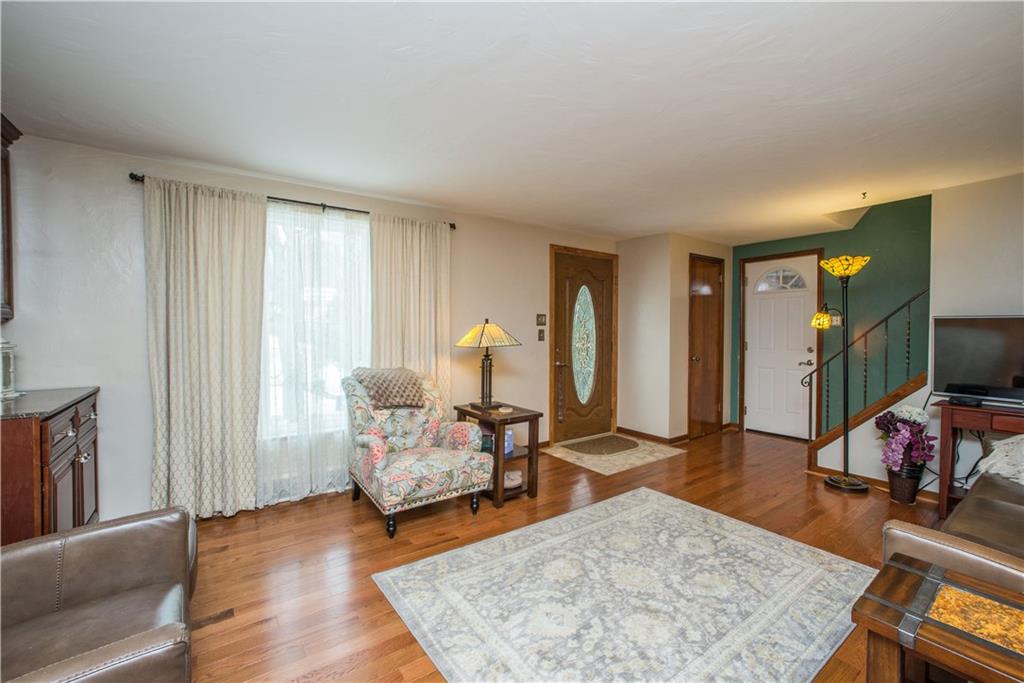 442 Sleepy Hollow Road Pittsburgh, PA 15228 - Photo 2 of 25 LIVINF ROOM