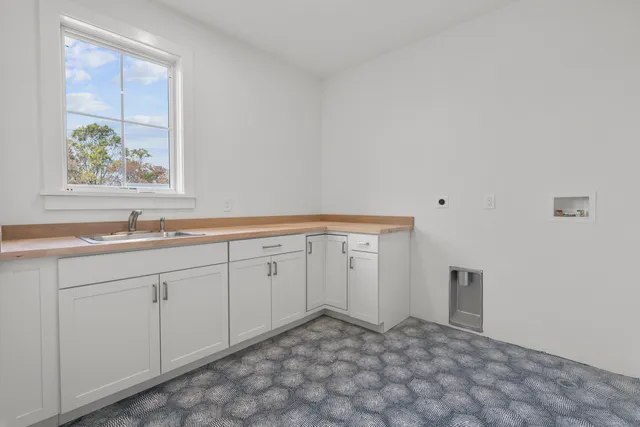 a spacious bathroom with 2 sink mirror and a bathtub